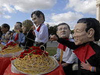 Photo, Spaghetti Feast with the G8, laria DiBiagio, July 9, 2009, Oxfam-UCODEP (creative commons image) Photo, Spaghetti Feast with the G8, laria DiBiagio, 2009, Oxfam-UCODEP